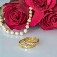 華やかでおしゃれなゴールドの結婚指輪